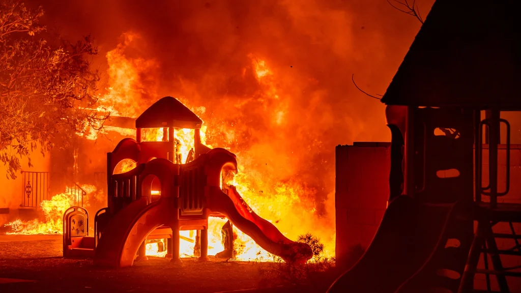 Incendio forestal avanza sin control en California, EE.UU