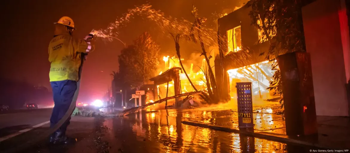 Biden declara zona catastrófica en California y anuncia que moverá fondos federales para apoyar a la reconstrucción