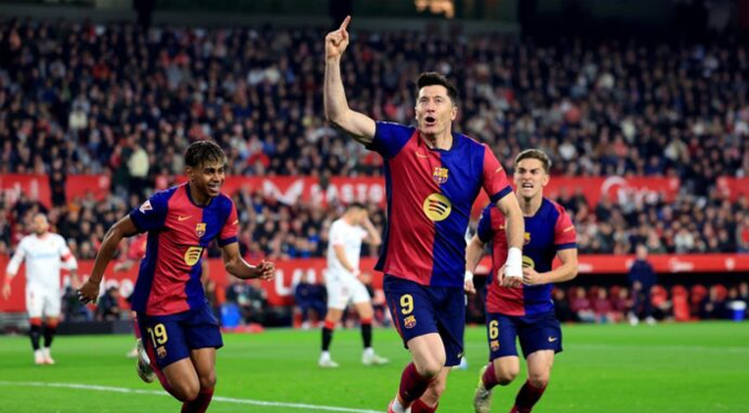 Barcelona arrasa en Sevilla para sumarse a la pelea por LaLiga