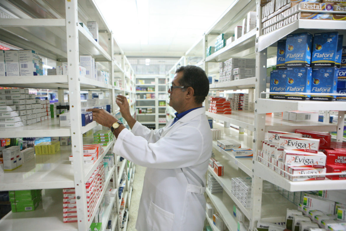 Cavedro asegura distribución de medicamentos para seis mil farmacias en el país