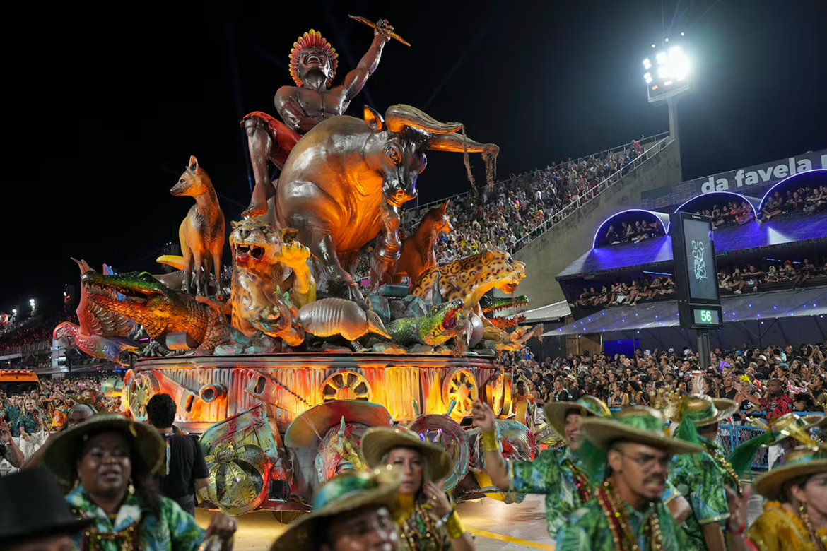 Carnaval de Río deslumbra con su tradición, ritmo y un histórico Oscar para Brasil