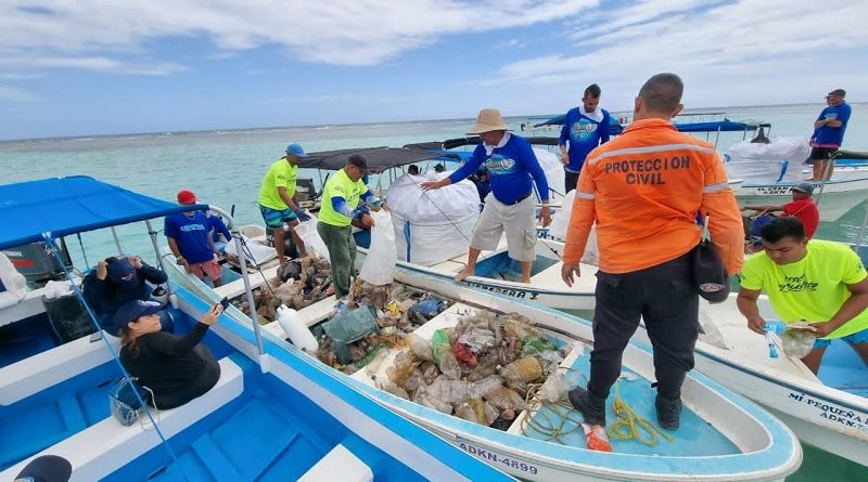 Pescadores artesanales sanean el Lago de Maracaibo para proteger el medio ambiente