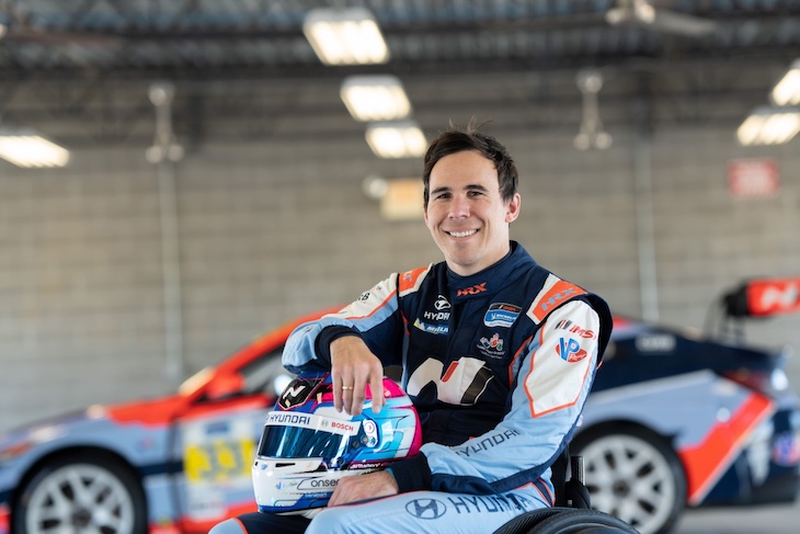 Perdió la movilidad de las piernas, pero volverá a correr en el automovilismo profesional gracias a un innovador sistema