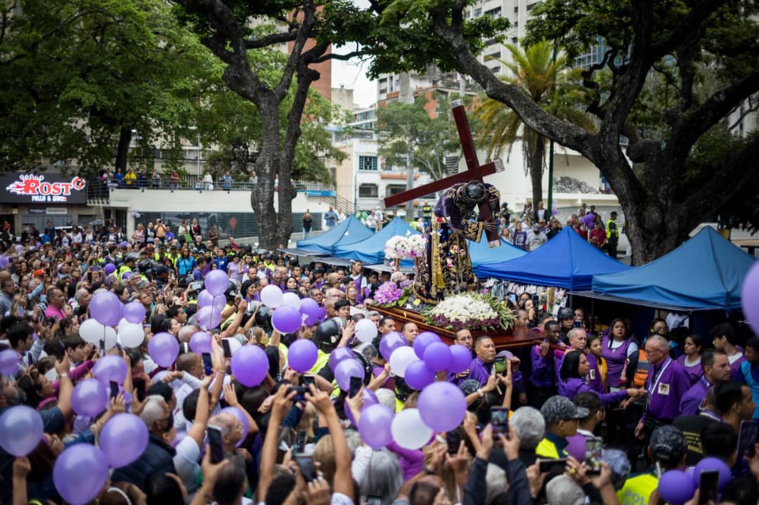 Cientos de fieles desbordaron las calles de Caracas al cierre de la peregrinación del Nazareno