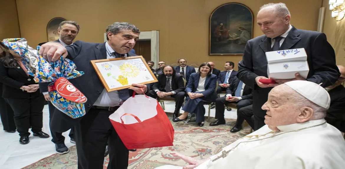 El papa Francisco recibe al personal que lo trató en el hospital: «Gracias por sus servicios»