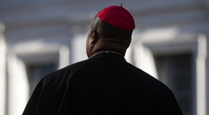 Personal que asiste al cónclave presta juramento para guardar el secreto