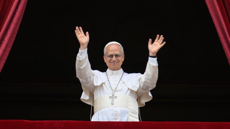 Papa León XIV presidió su primer rezo desde la plaza de San Pedro este domingo