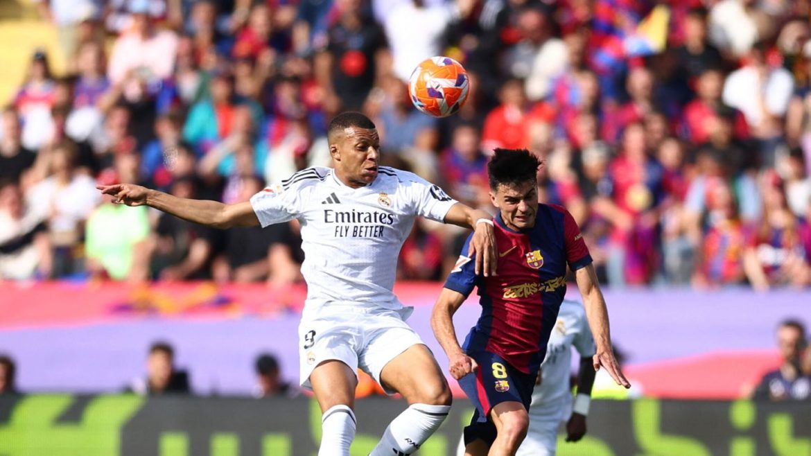 El Barça golea 4-3 al Madrid pese al triplete de Mbappé y acaricia la Liga