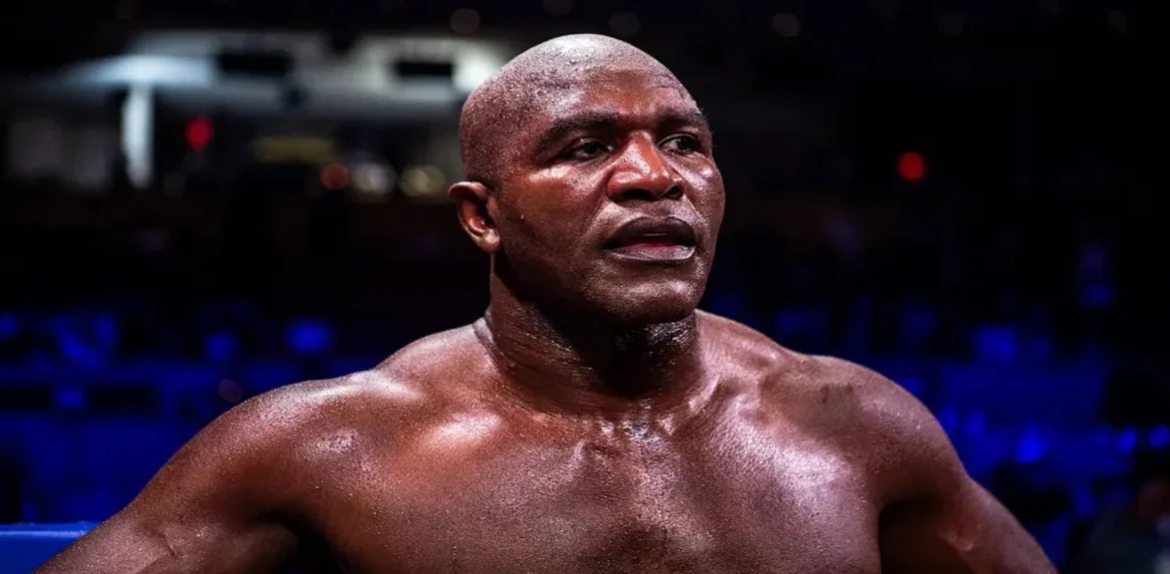 El tetracampeón de boxeo Evander Holyfield llega a Venezuela a visitar el barrio de Petare