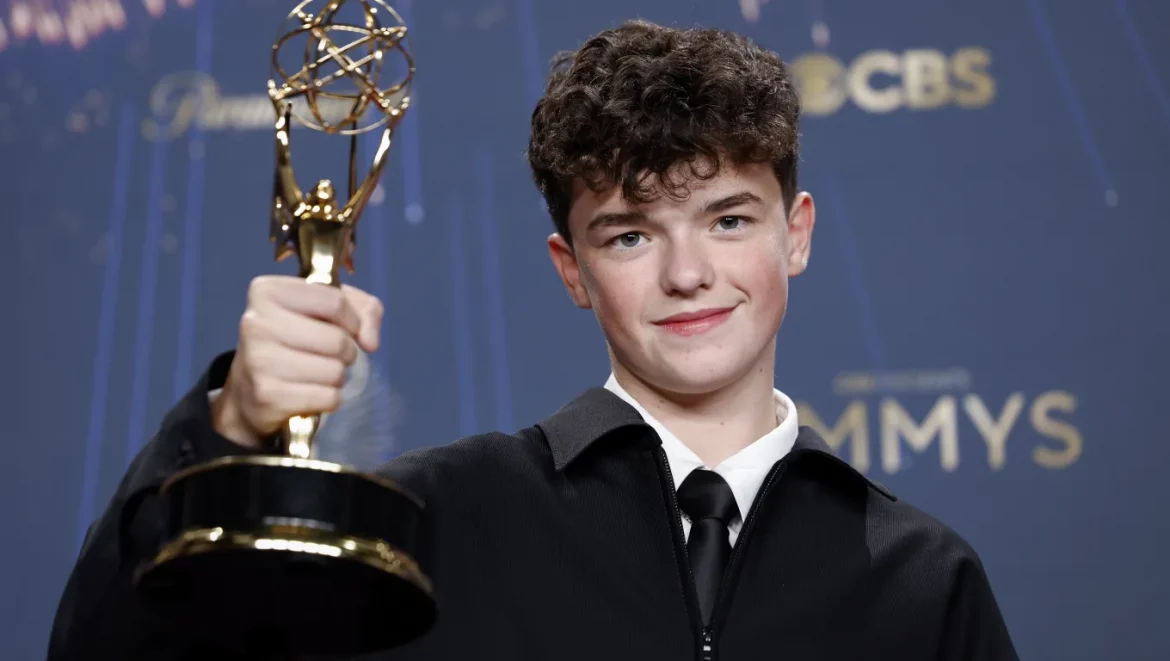 Owen Cooper gana el Emmy a mejor actor por Adolescencia y se convierte en el más joven en lograrlo