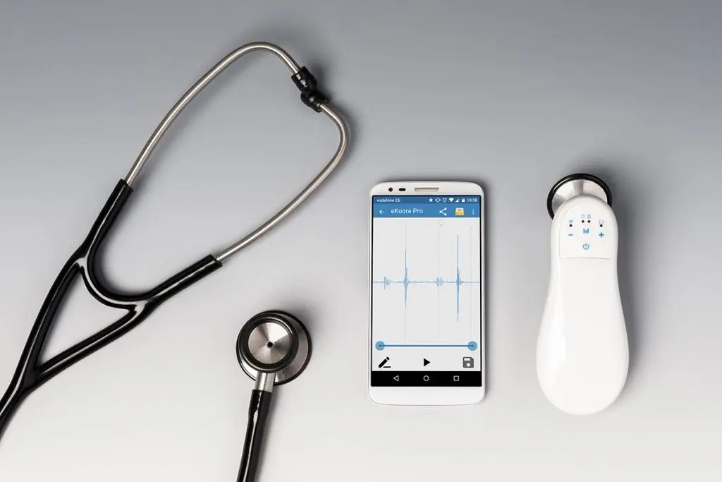 Nuevo estetoscopio con inteligencia artificial revoluciona diagnóstico cardiovascular en Reino Unido