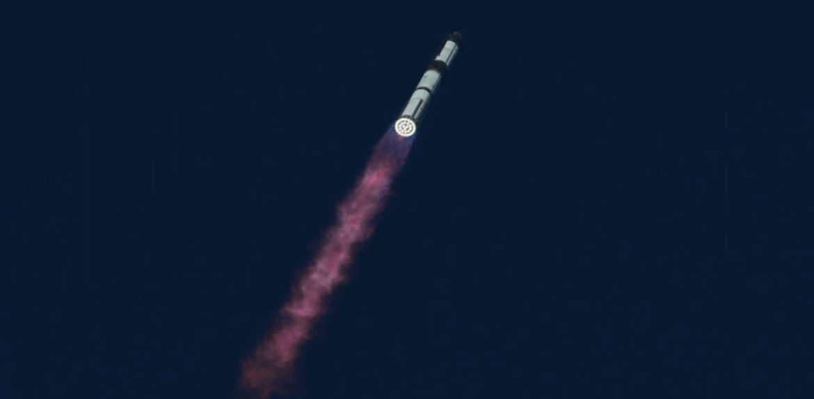 SpaceX lanza el cohete más grande del mundo en un vuelo de prueba exitoso