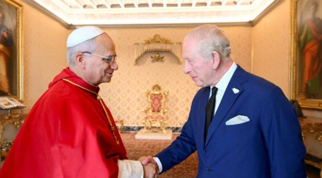 El Papa y el rey Carlos III rezan juntos en la Capilla Sixtina
