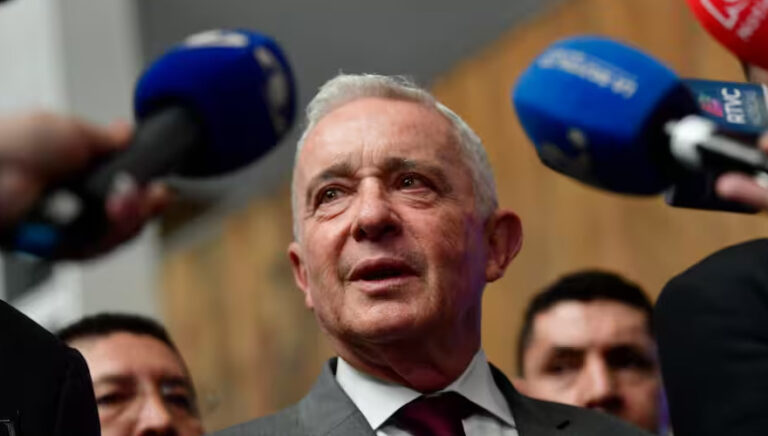 Tribunal revoca condena a Álvaro Uribe Vélez por el delito de soborno en actuación penal