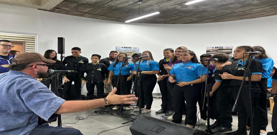 Mario Cáceres protagoniza encuentro motivacional con jóvenes talentos en la Fundación Nacional de la Gaita