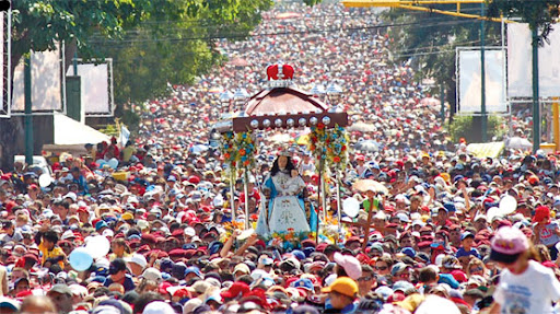 La Divina Pastora es preparada para su tradicional procesión