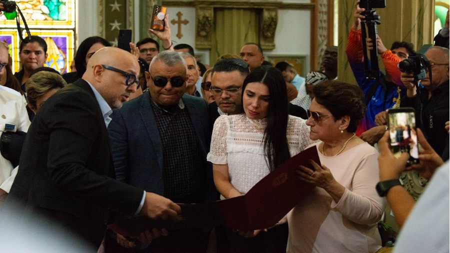 Otorgan Orden Francisco de Miranda a Renato Aguirre como baluarte de la cultura