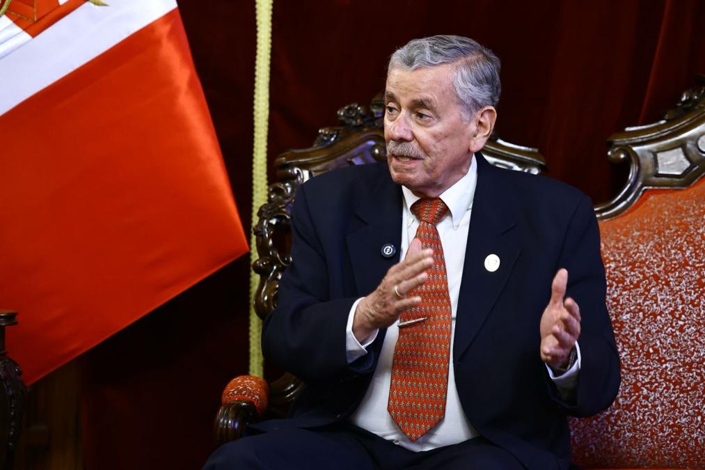 Presidente del Congreso defiende ley de amnistía y critica a López Aliaga en Perú