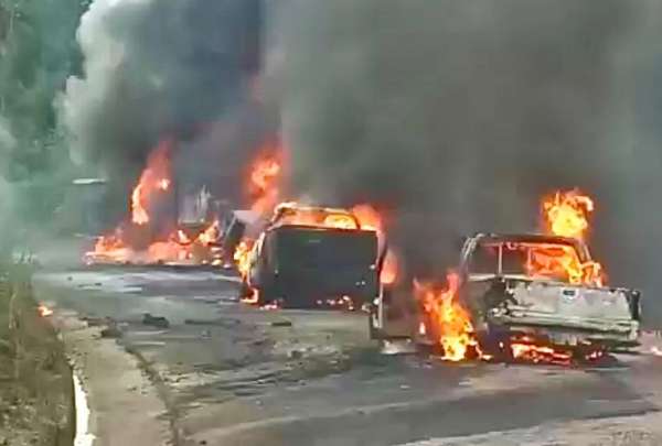 Choque con incendio en Morona Santiago deja tres muertos y cinco vehículos quemados