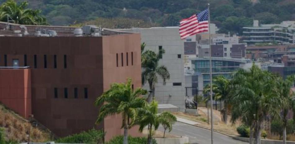 Izamiento de bandera estadounidense en embajada de Caracas tras siete años