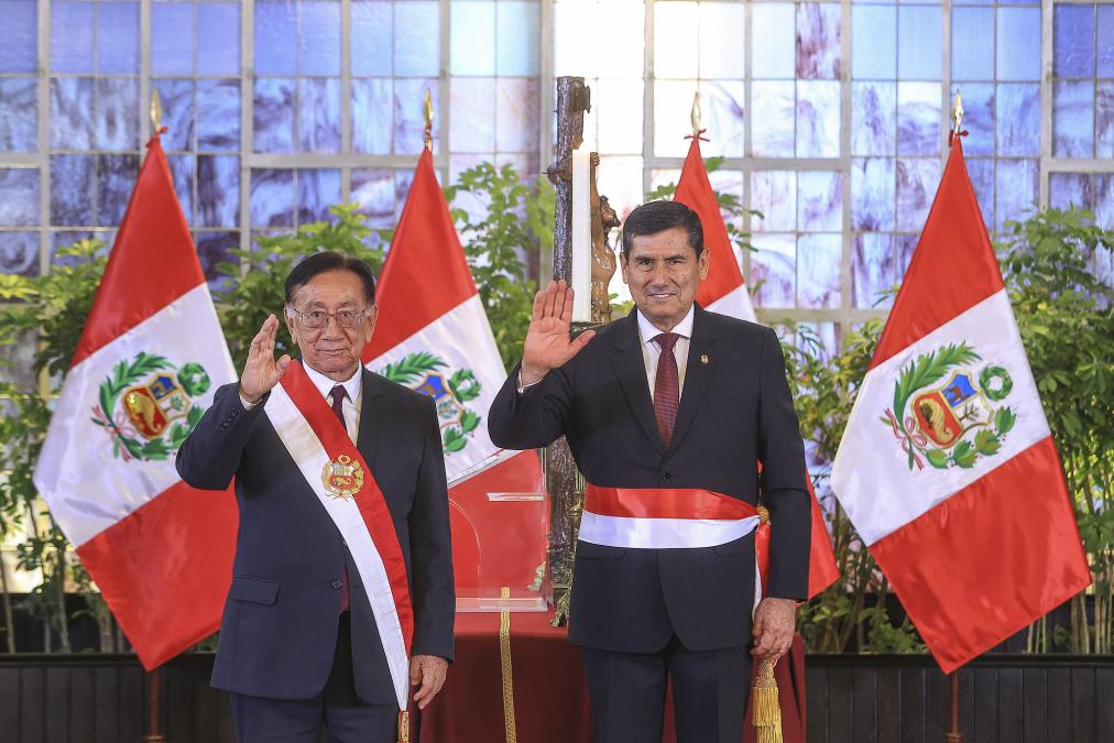 Luis Arroyo asume como premier en Perú pese a investigación penal en curso