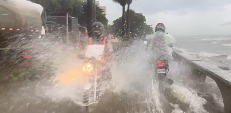 Frente frío y vaguada generan aguaceros y descenso de temperaturas en República Dominicana
