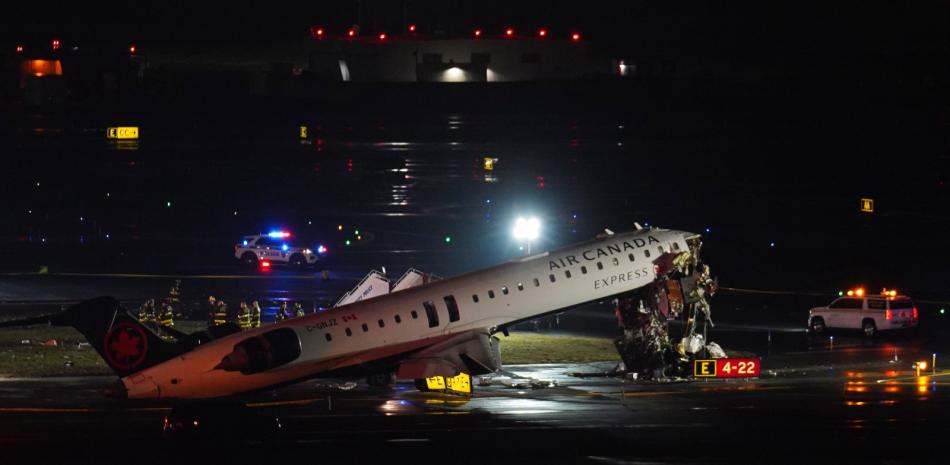 Dos pilotos fallecen tras colisión entre avión y camión de bomberos en Nueva York