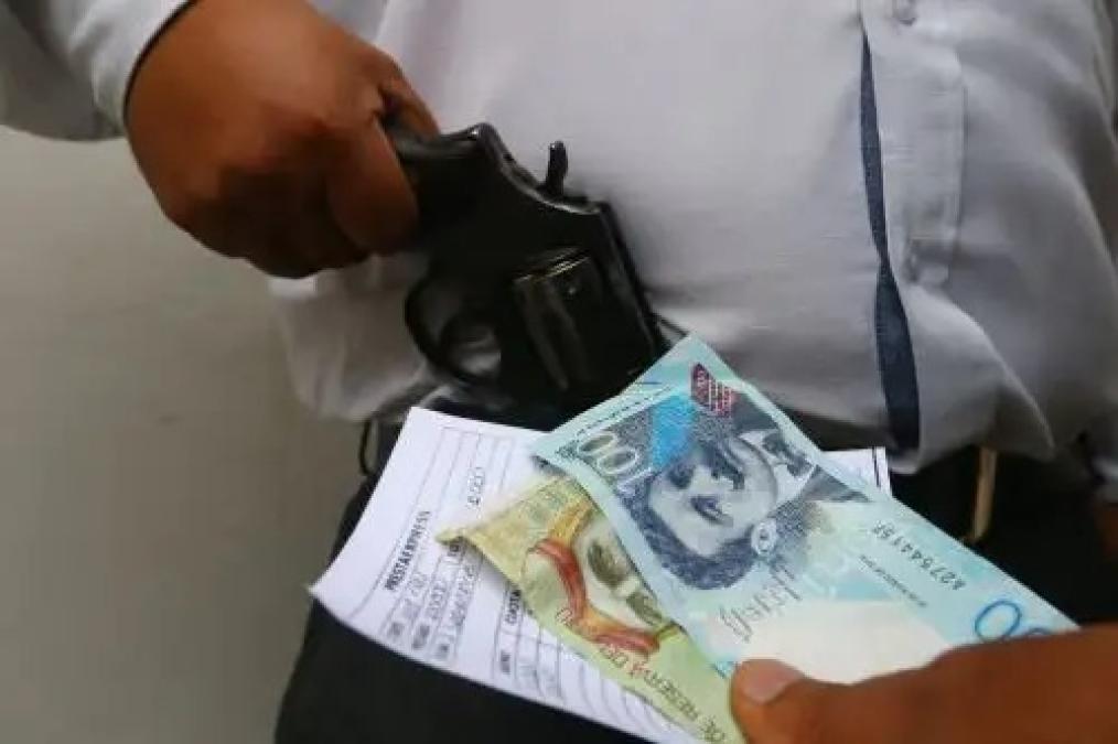 Extorsionadores queman auto de taxista en Independencia, Lima