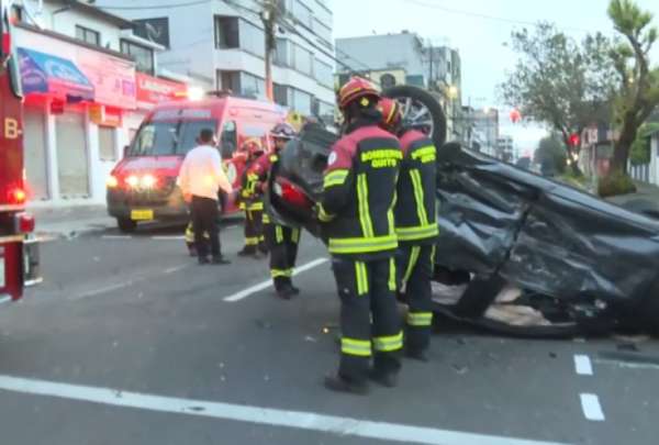 Accidente en Quito: vehículo volcó tras choque en Las Casas