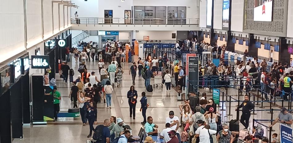 Retraso en vuelo Santo Domingo-Madrid deja varados a pasajeros en AILA