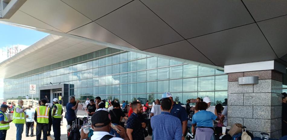 Protesta de 435 pasajeros varados en aeropuerto de Santo Domingo por fallo mecánico