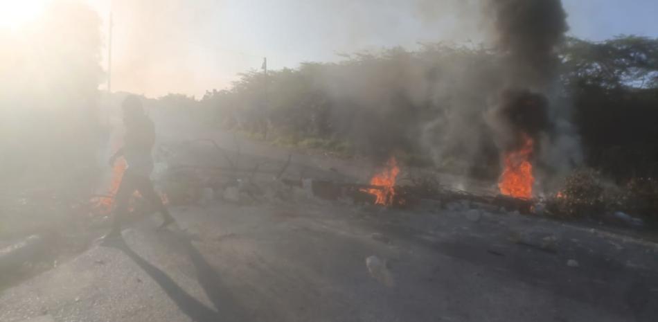 Protesta en Tamayo por apagones bloquea vía Barahona-Bahoruco
