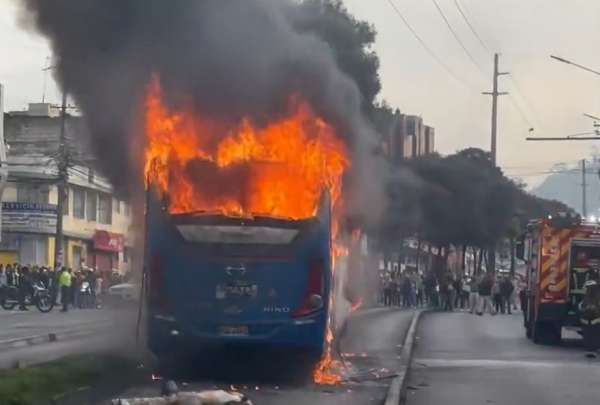 Quito: dos muertos tras choque e incendio de bus en La Magdalena
