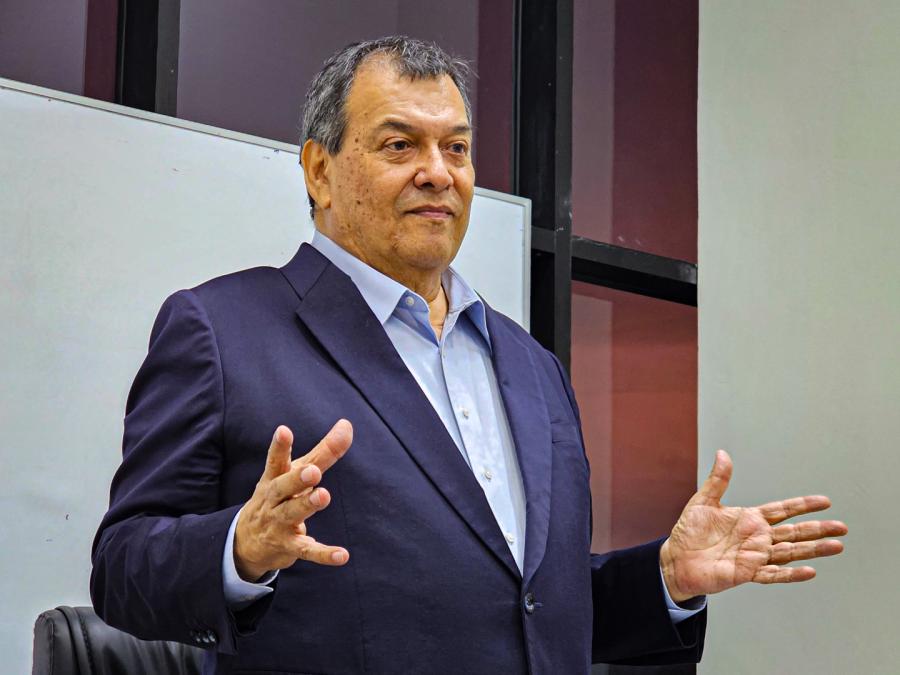 Jorge Nieto llega tarde a debate presidencial en Lima por congestión vehicular